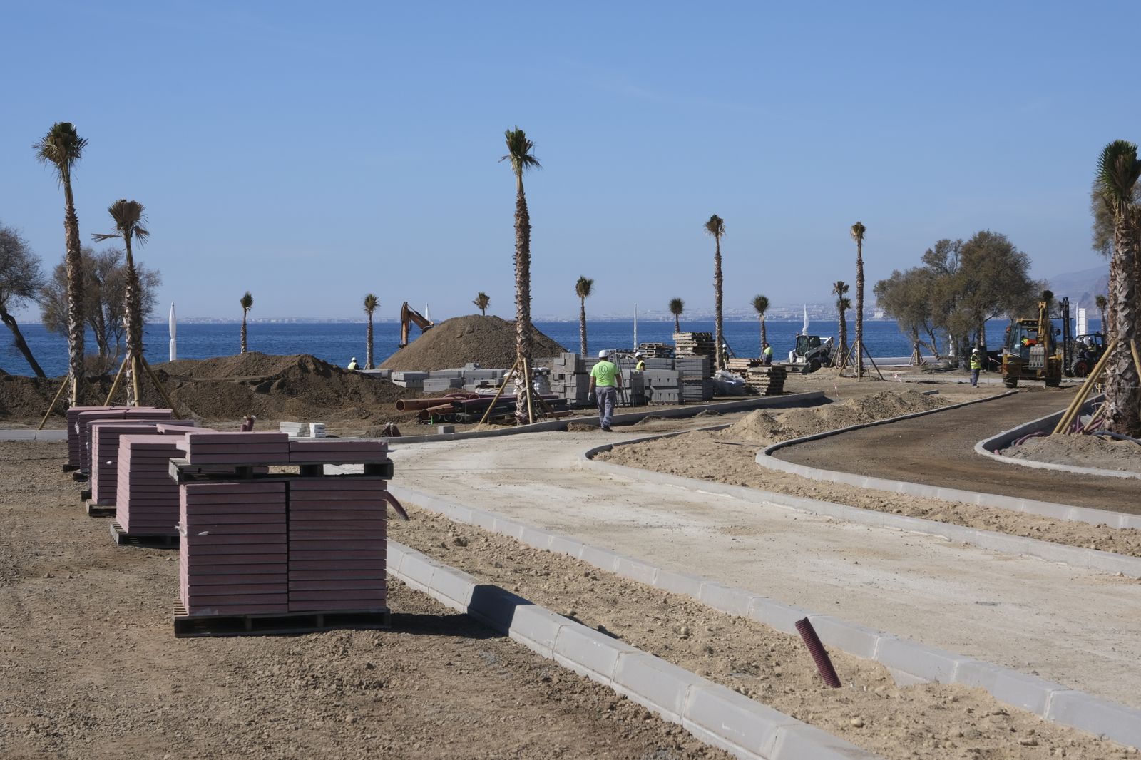 Con una inversión de 2,1 millones, los trabajos avanzan para ganar algo más de 400 metros de paseo marítimo.