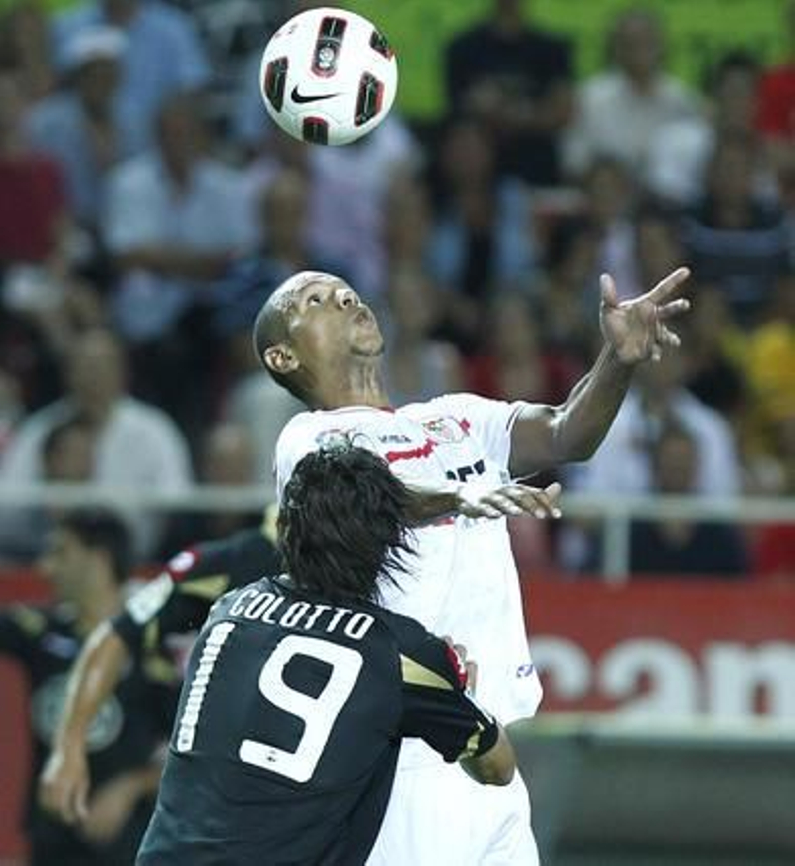 El Sevilla no puede superar al Deportivo de la Couruña en el Sánchez Pizjuán. / Antonio Pizarro