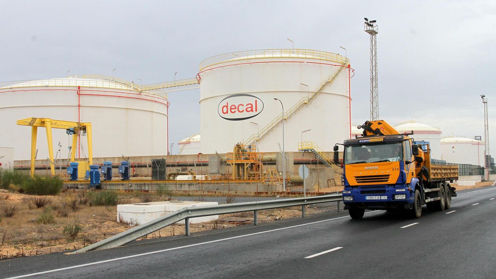 Instalaciones de Decal en los terrenos del Puerto de Huelva.