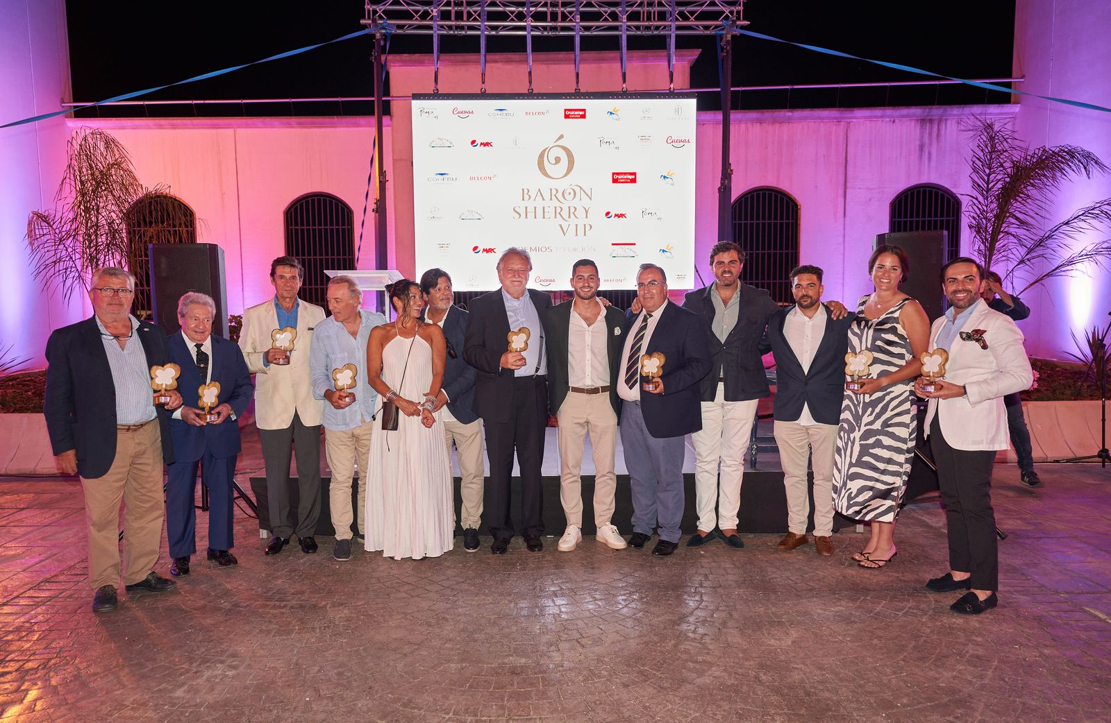 Los premiados con sus galardones.