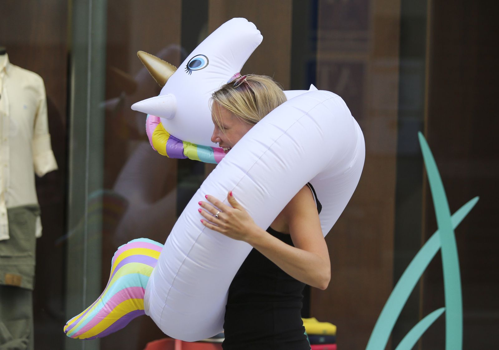 Una turista, paseando por Málaga capital, con el flotador de unicornio de moda.