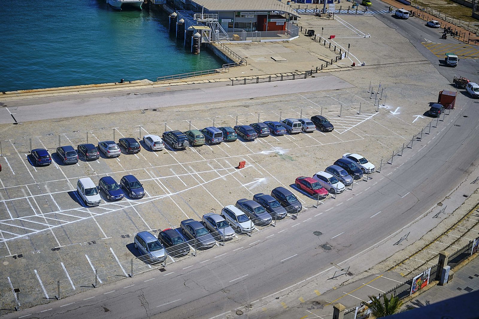 Aparcamiento provicional para Navantia instalado en el muelle Ciudad