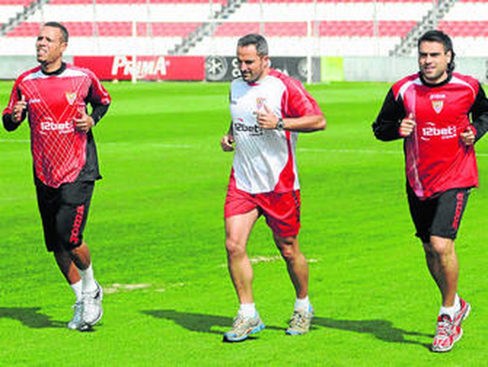 Luis Fabiano y Duscher hacen carrera continua con uno de los recuperadores del equipo.