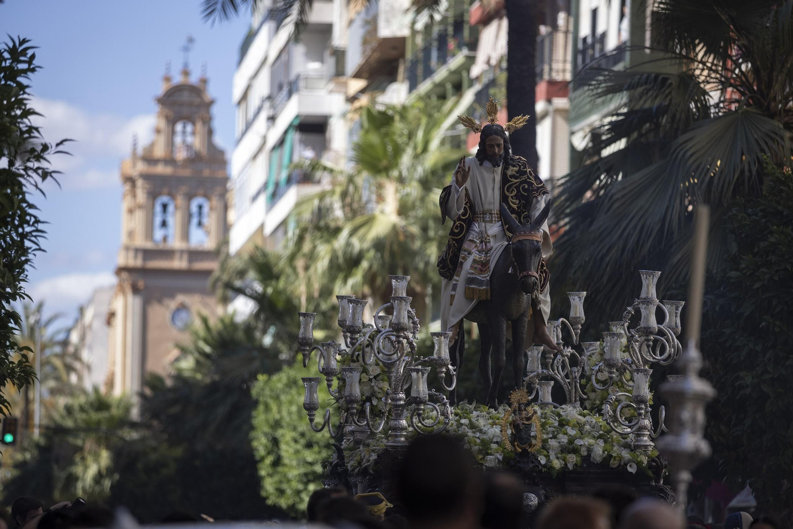 Imágenes de la salida extraordinaria de La Borriquita por las calles de Huelva