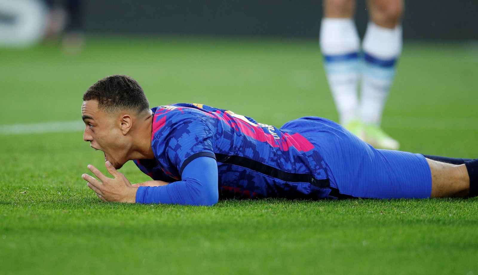 Sergiño Dest, caído en el suelo en un partido del Barcelona esta temporada.