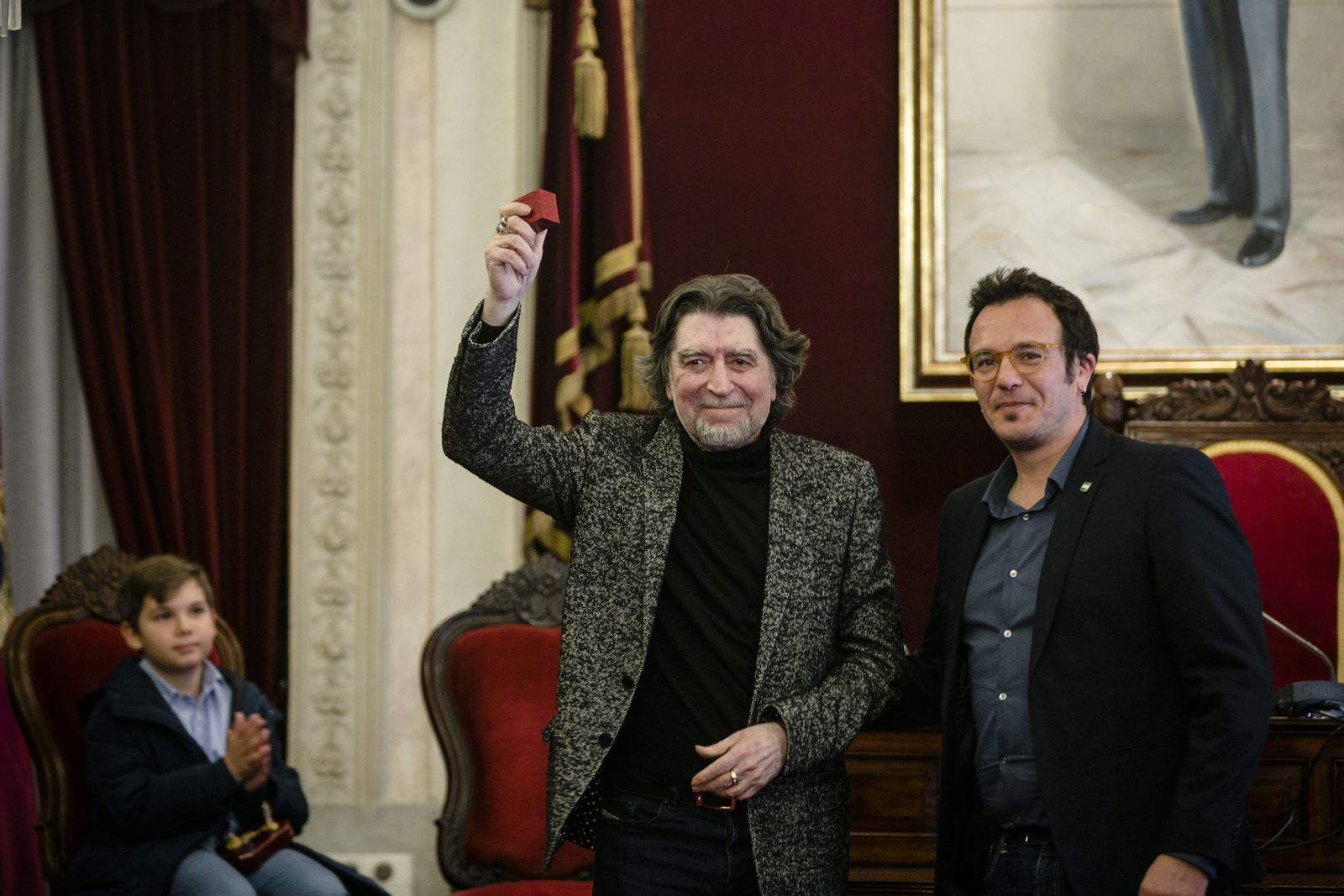 El pregonero del Carnaval 2019, Joaquín Sabina, con el alcalde de Cádiz, José María González,  y con el pregonero infantil, Pablo Toledo, al fondo.