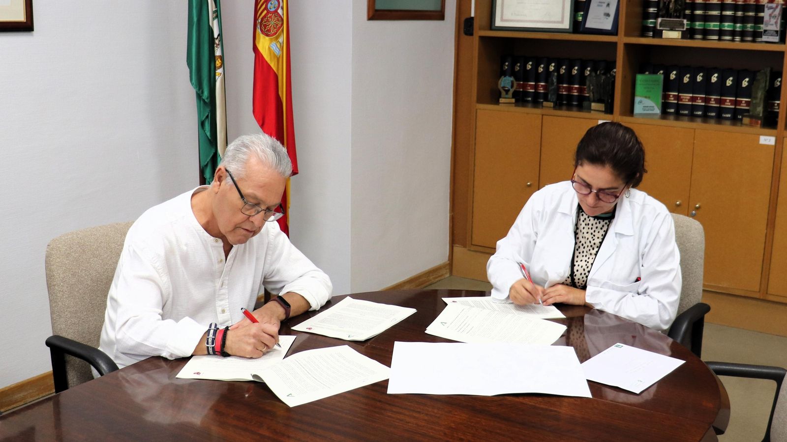 El hospital Juan Ramón Jiménez y Ancco firman el convenio de colaboración.