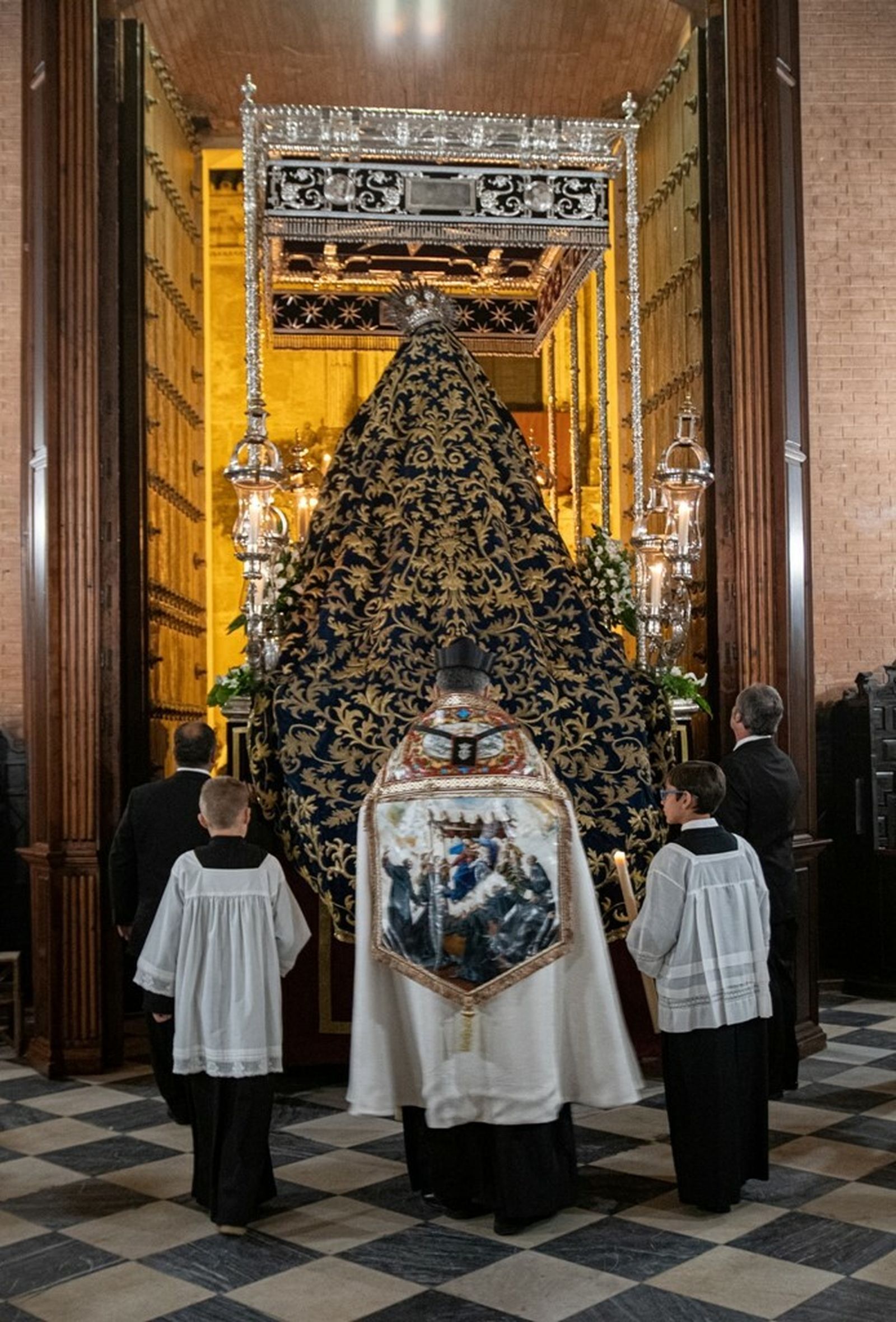 El preste tras el palio de la Virgen de los Dolores.