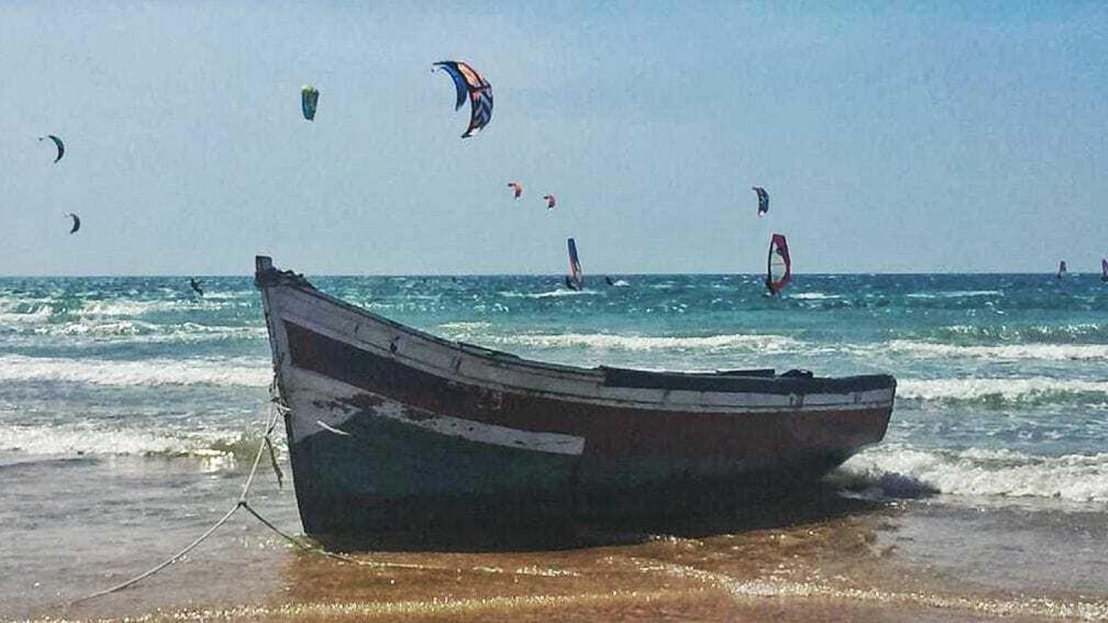 La patera que ha tocado tierra en la playa de Cortadura