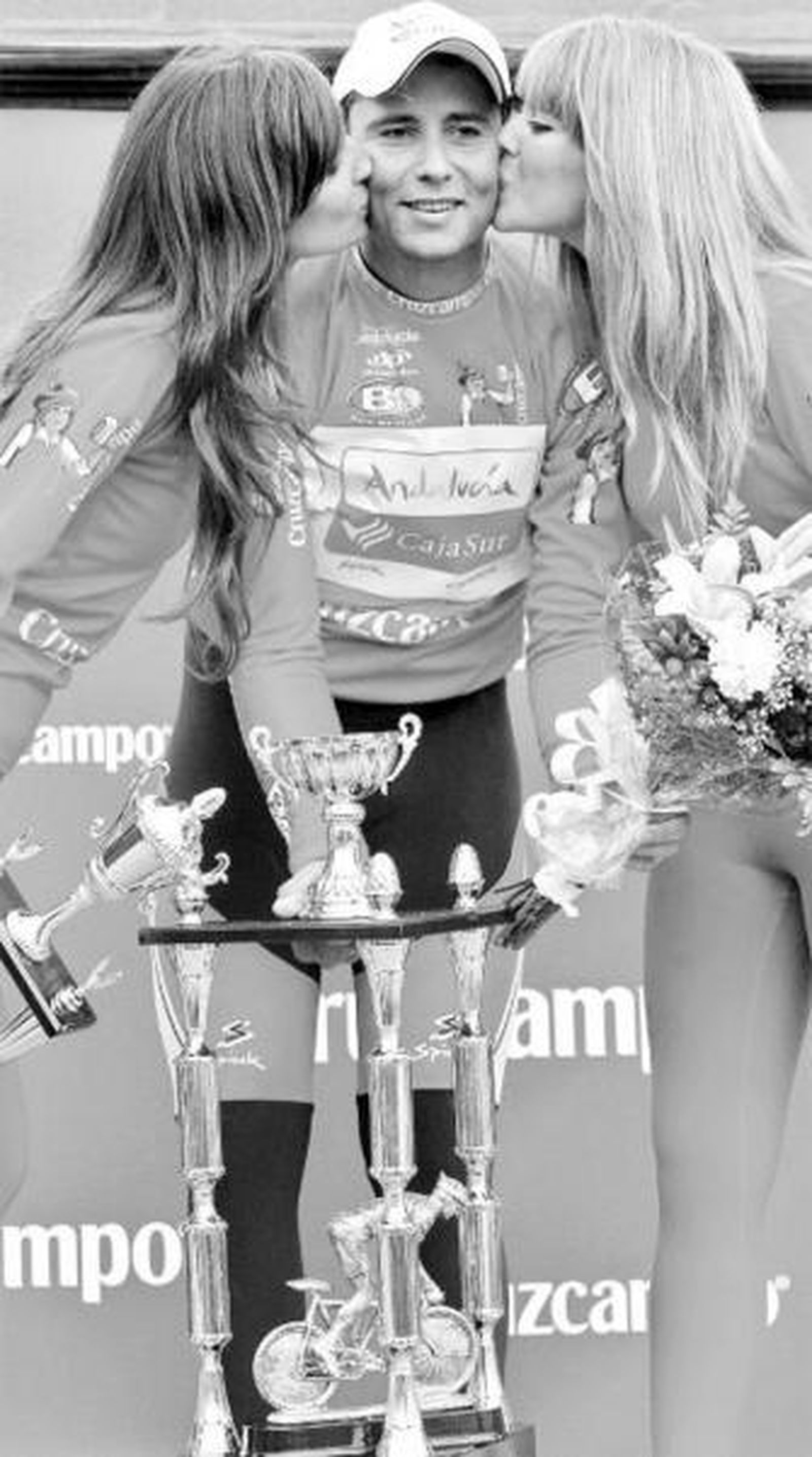 El malagueño recibe el beso de las azafatas en el podio.