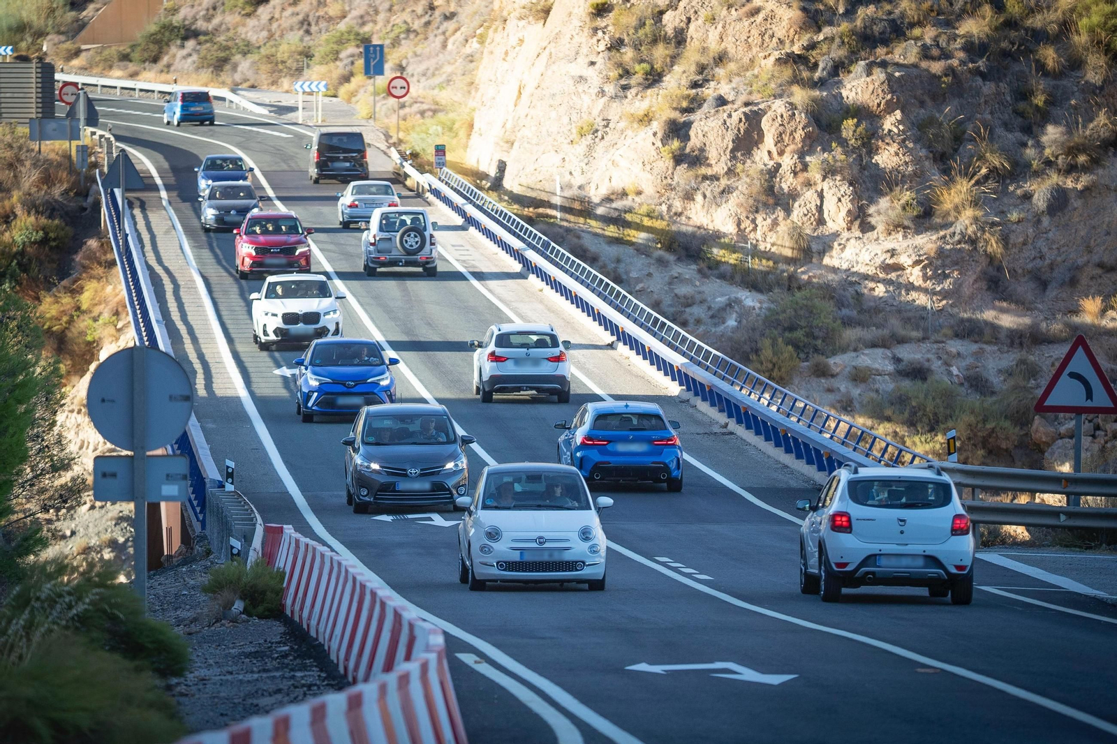 Vehículos pasando por la antigua carretera de la Costa este viernes