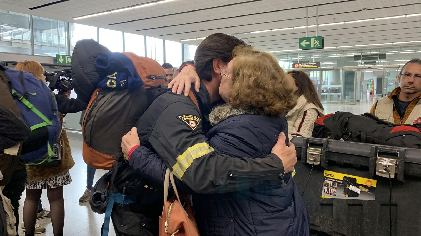 El abrazo de un bombero con su familiar.