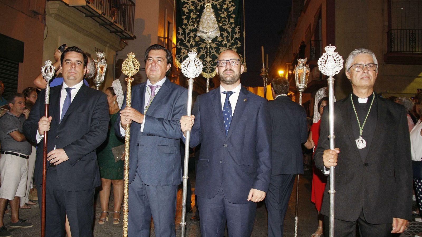 Las autoridades municipales y religiosas durante el recorrido.