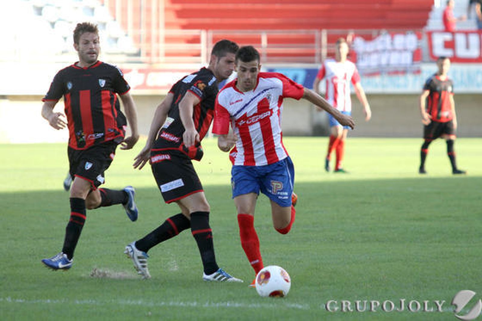 El Algeciras no pasa del empate en casa (0-0) ante un correoso Lucena.

Foto: Andres Carrasco