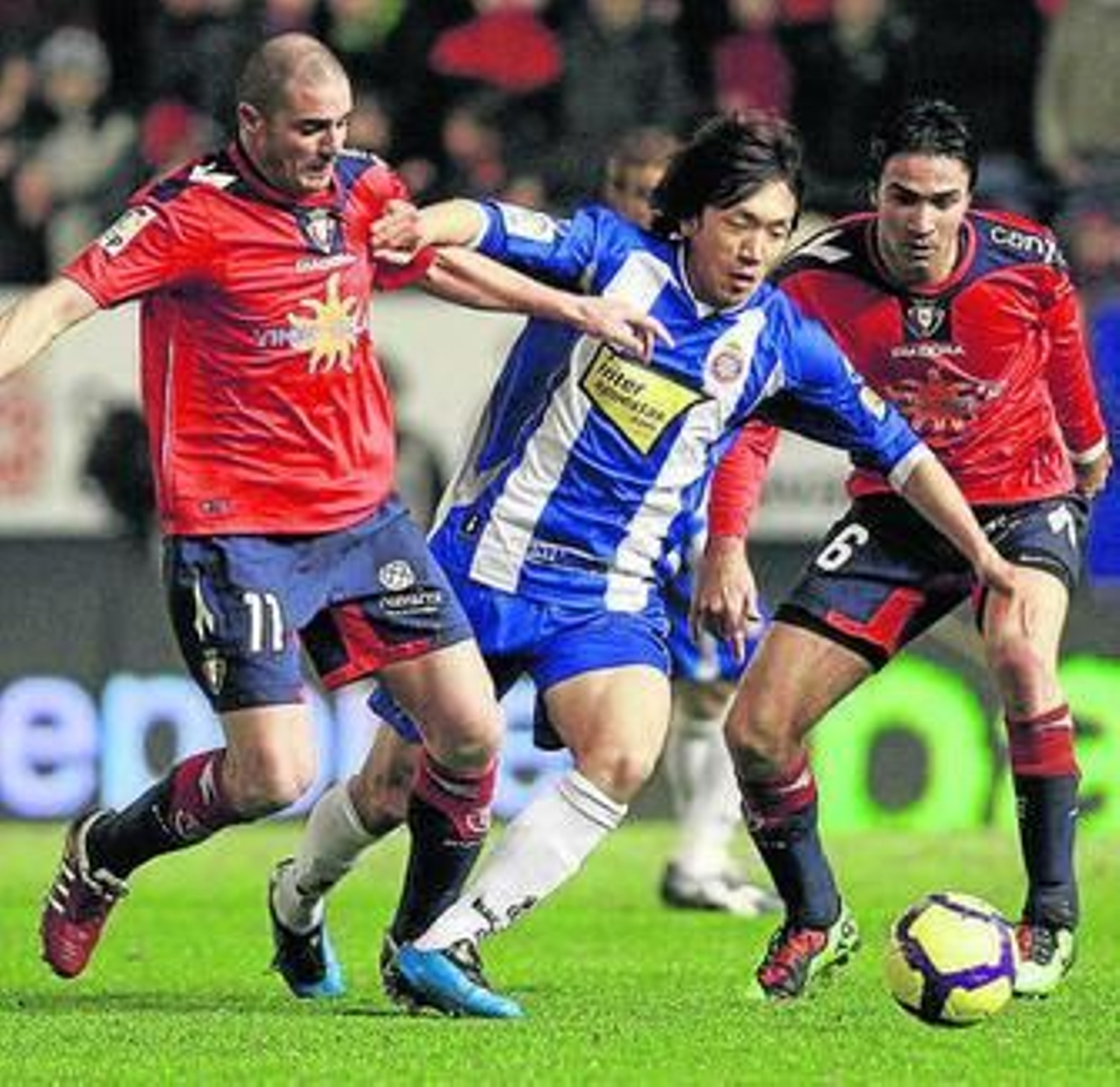 Pandiani disputa un balón con el japonés Nakamura.