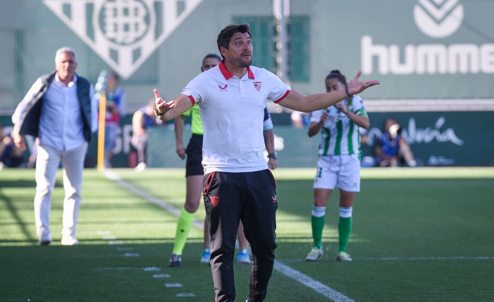 Cristian Toro reacciona ante una decisión arbitral en el último derbi ante el Betis Féminas.