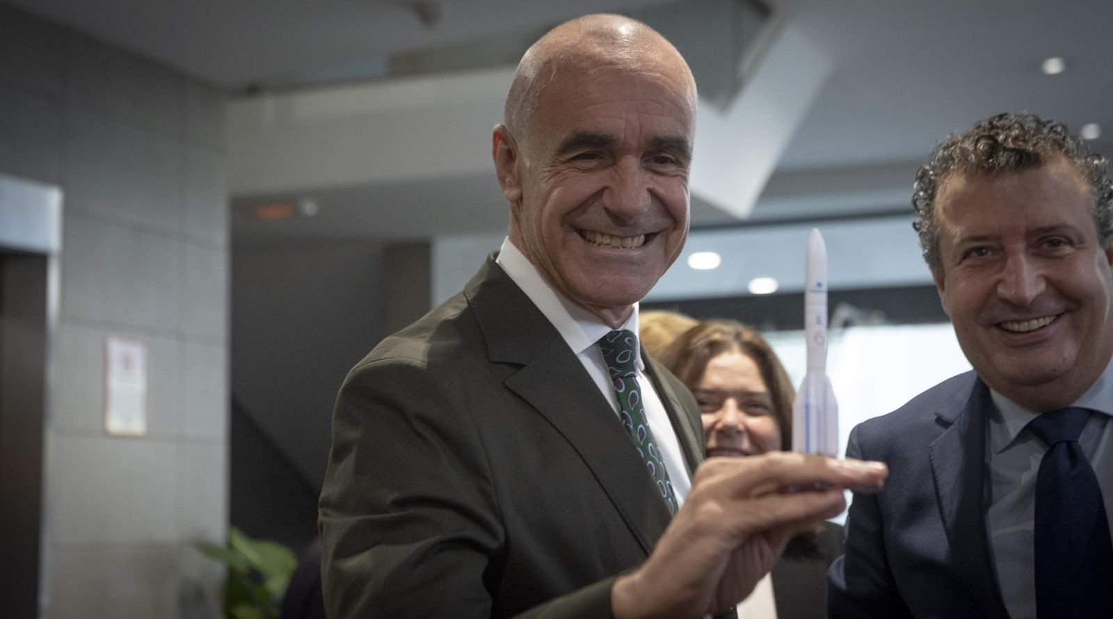 Antonio Muñoz sostiene un cochete en miniatura.