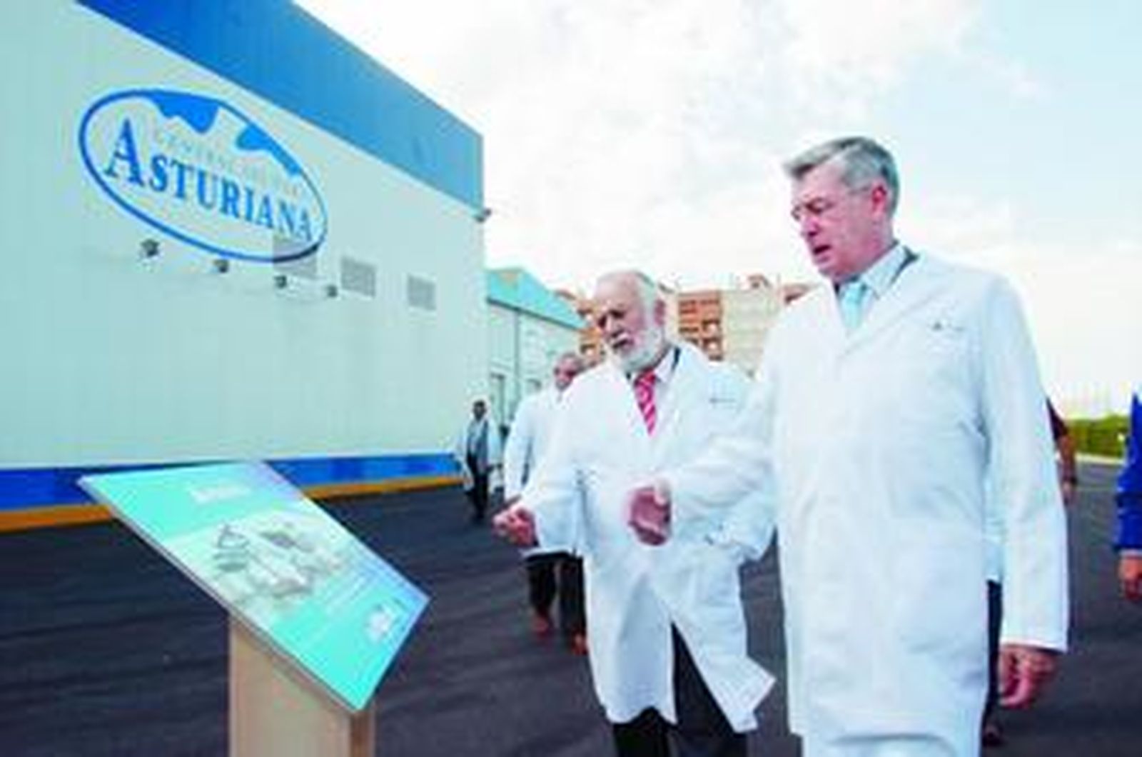 Imagen de archivo de una visita de Pérez Saldaña a la factoría de Capsa.