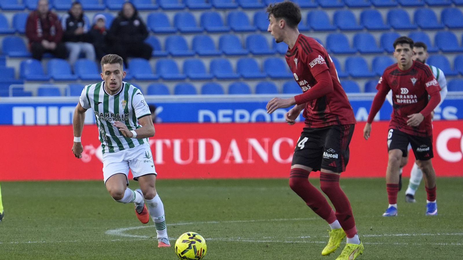 Isma Ruiz presiona a un jugador del Mirandés en el último partido del Córdoba CF en 2025.