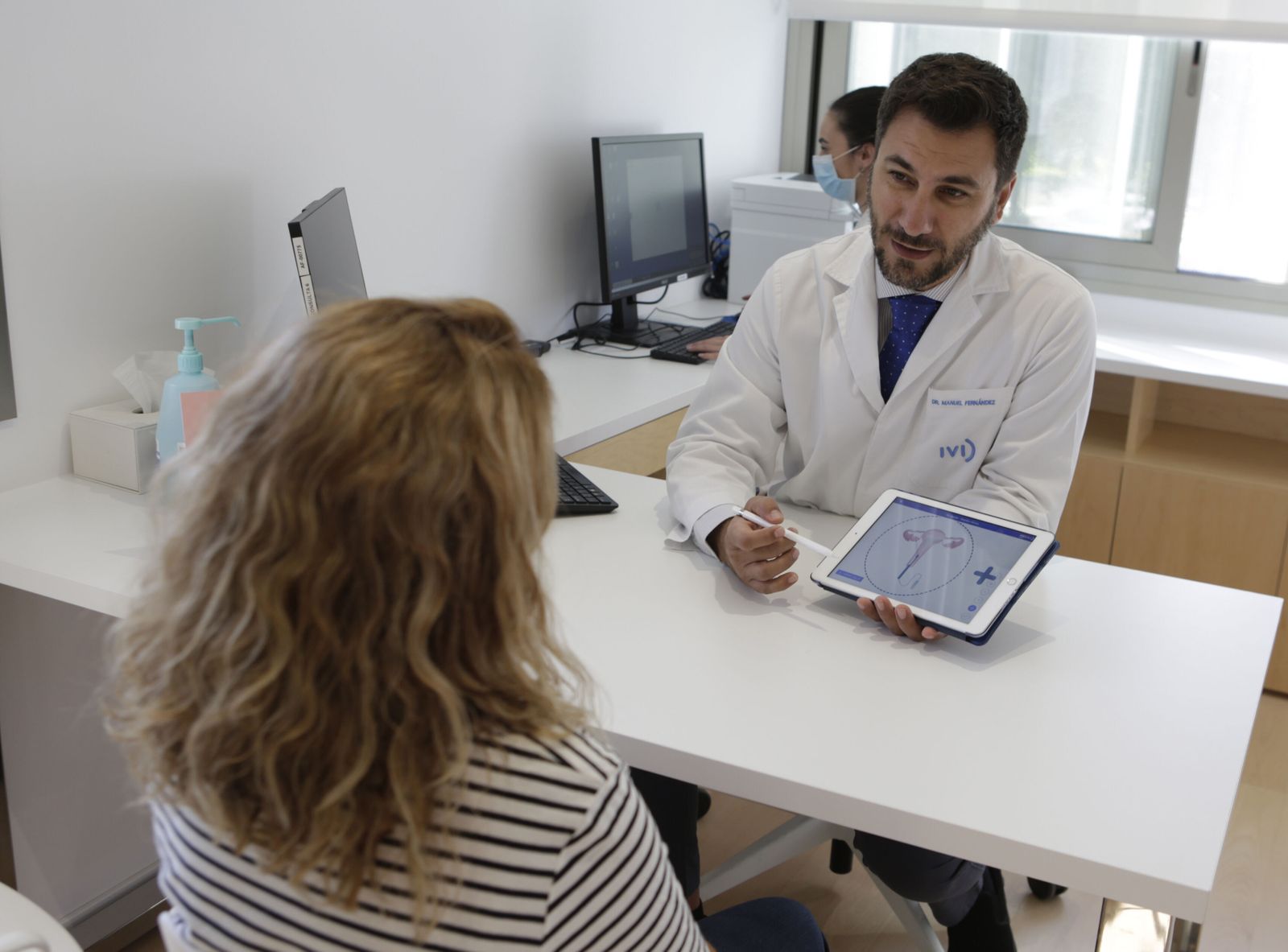 El director de IVI Sevilla, Manuel Fernández, en consulta junto a una paciente.