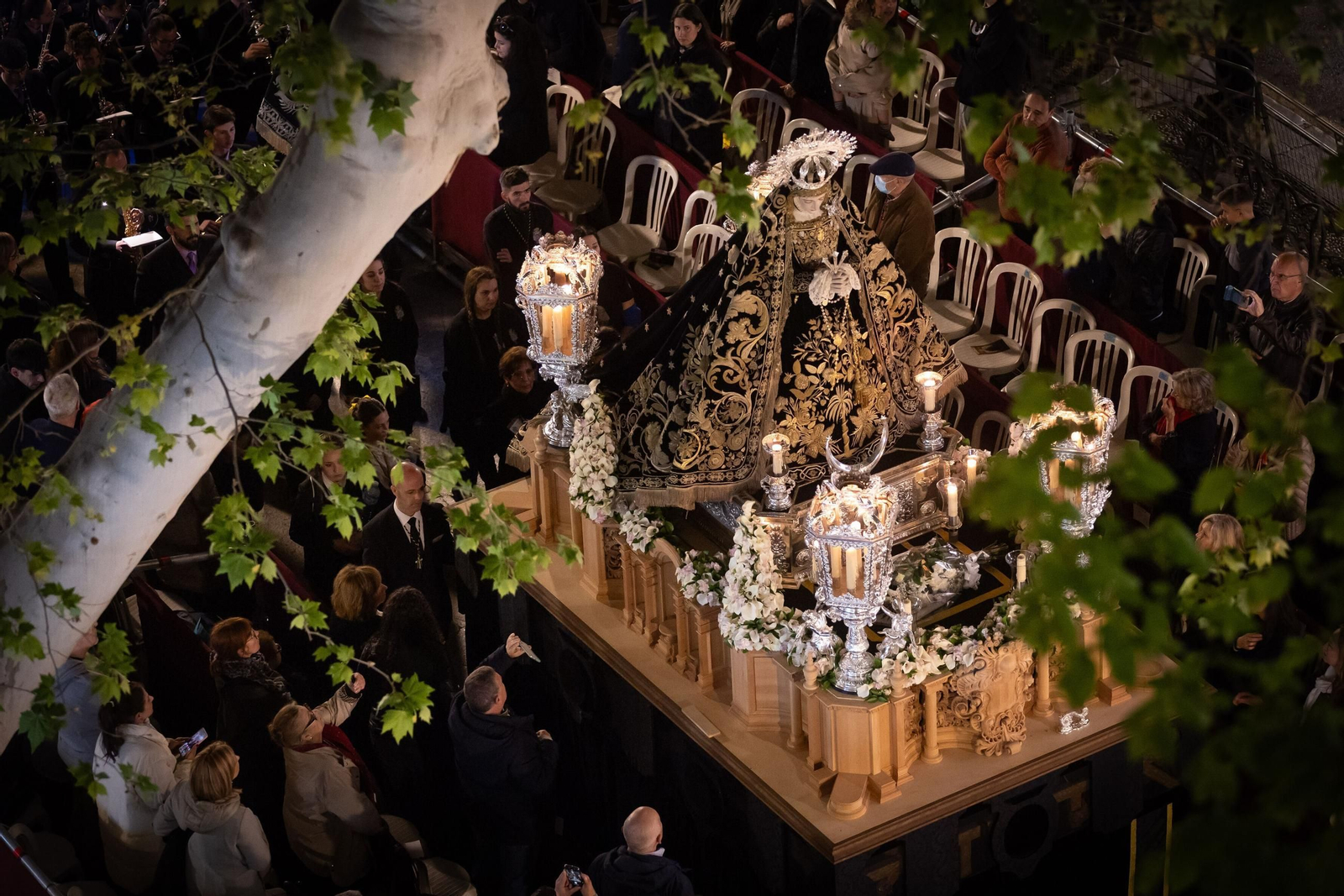 Así vivió Granada el estreno del nuevo misterio Descendimiento de la Hermandad de las Chías 2025