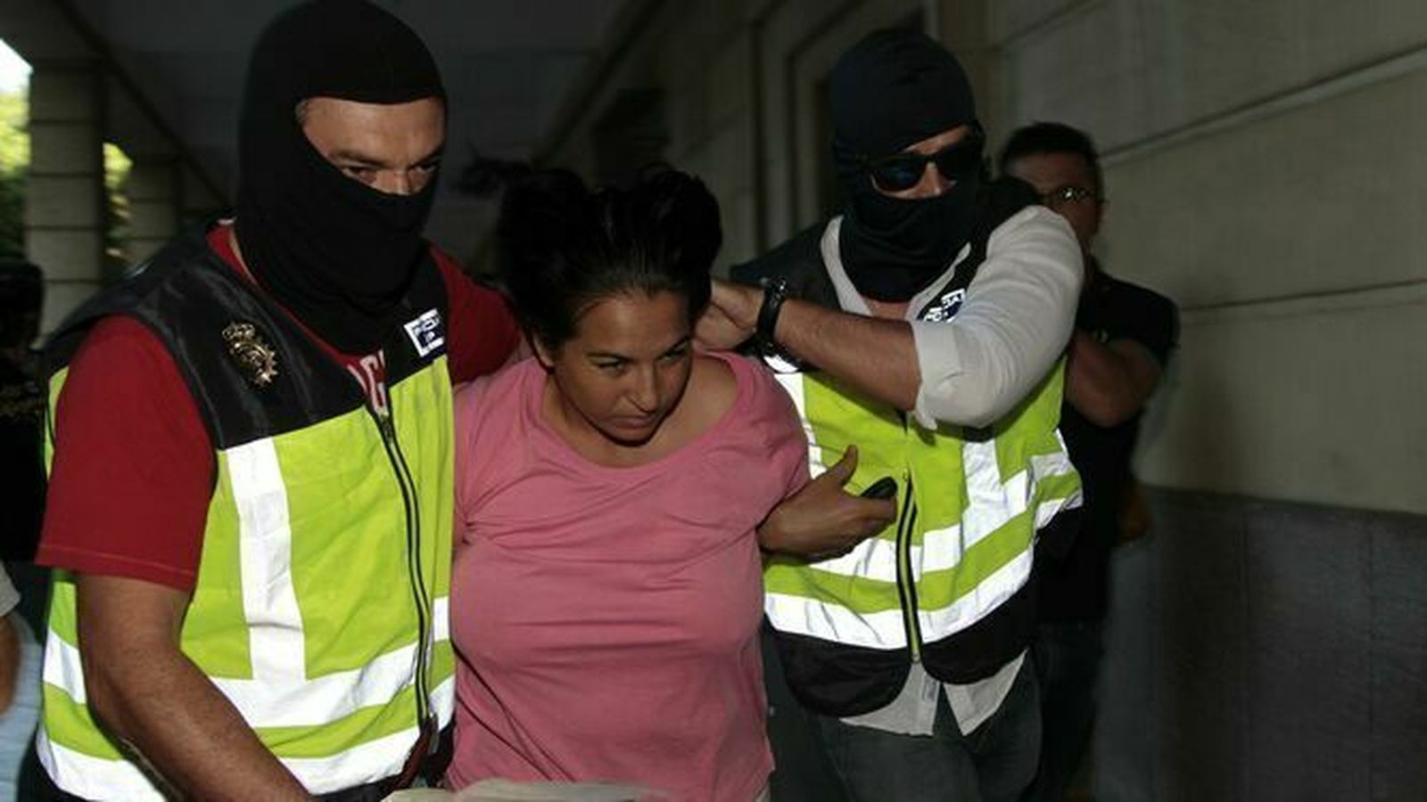 Una de las acusadas del triple crimen sale del juzgado