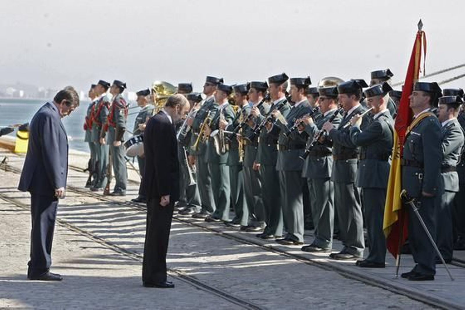 El vicepresidente primero del Gobierno y ministro del Interior, Alfredo Pérez Rubalcaba, ha presentado la patrullera 'Río Segura' "buque insignia" del Servicio Marítimo de la Guardia Civil./José Braza

Foto: Jos?raza