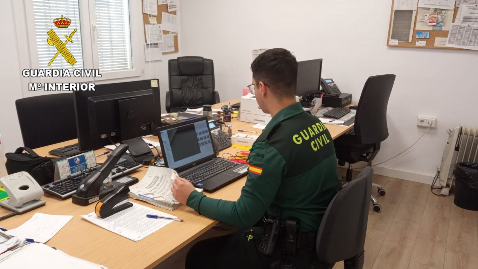 Un Guardia Civil investigando.