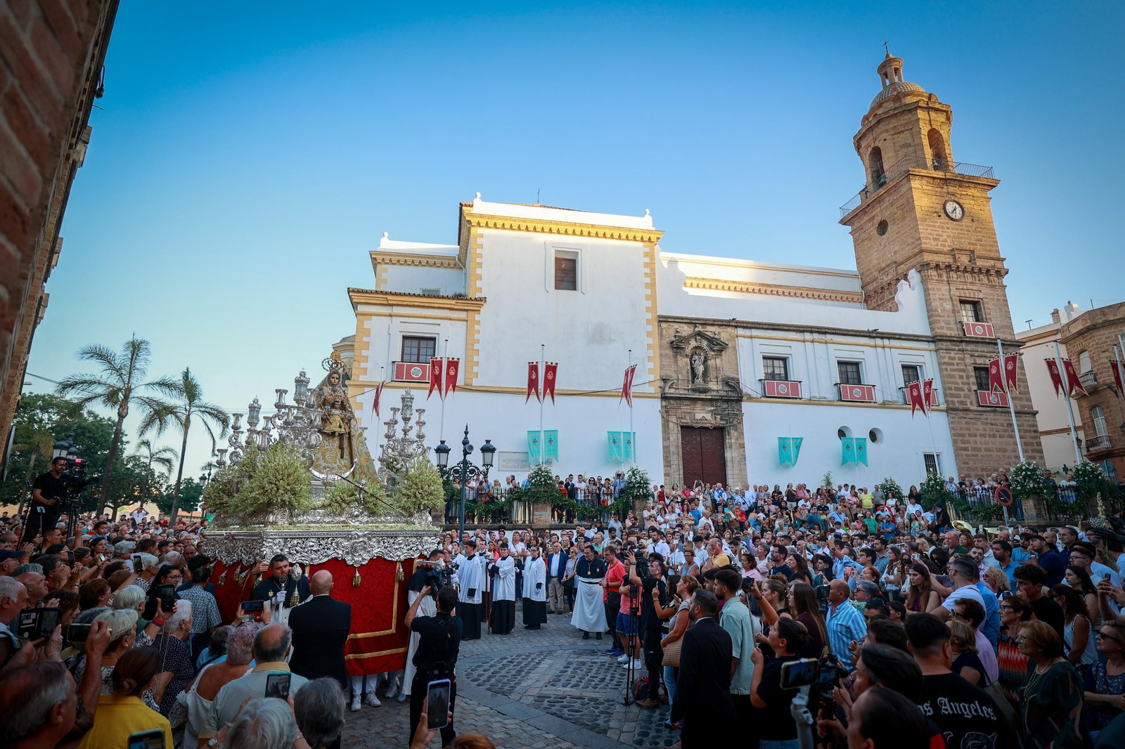Las imágenes de la procesión de la Patrona por las calles de Cádiz