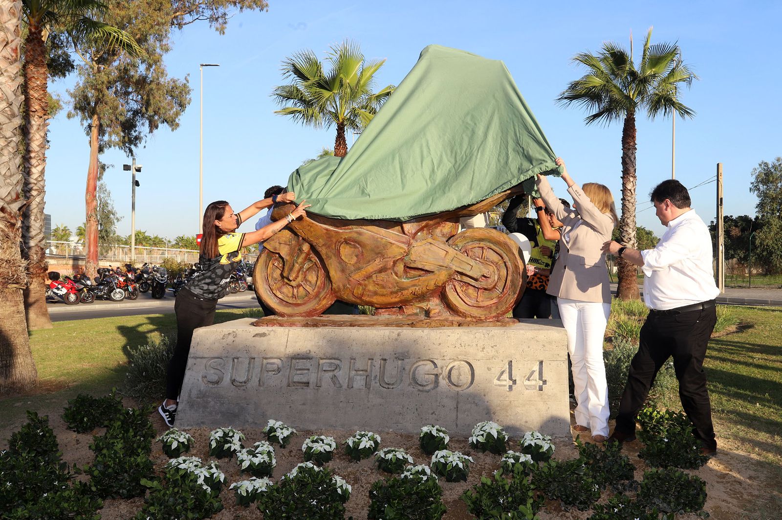 Imágenes del monumento a Súper Hugo en la rotonda frente al Nuevo Colombino