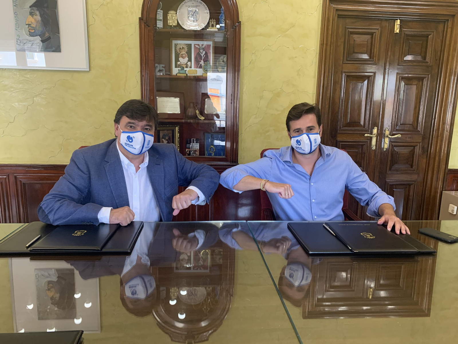 Gabriel Cruz y Daniel Toscano, en el momento de la firma del acuerdo.