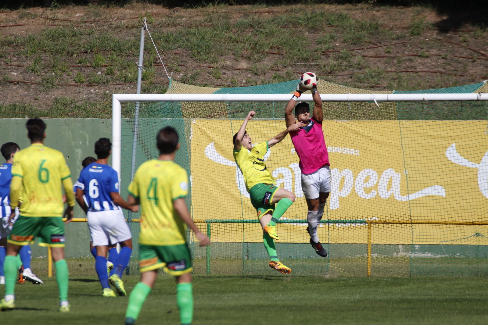 Miguel y el gualdiverde Forján saltan por el balón en un centro