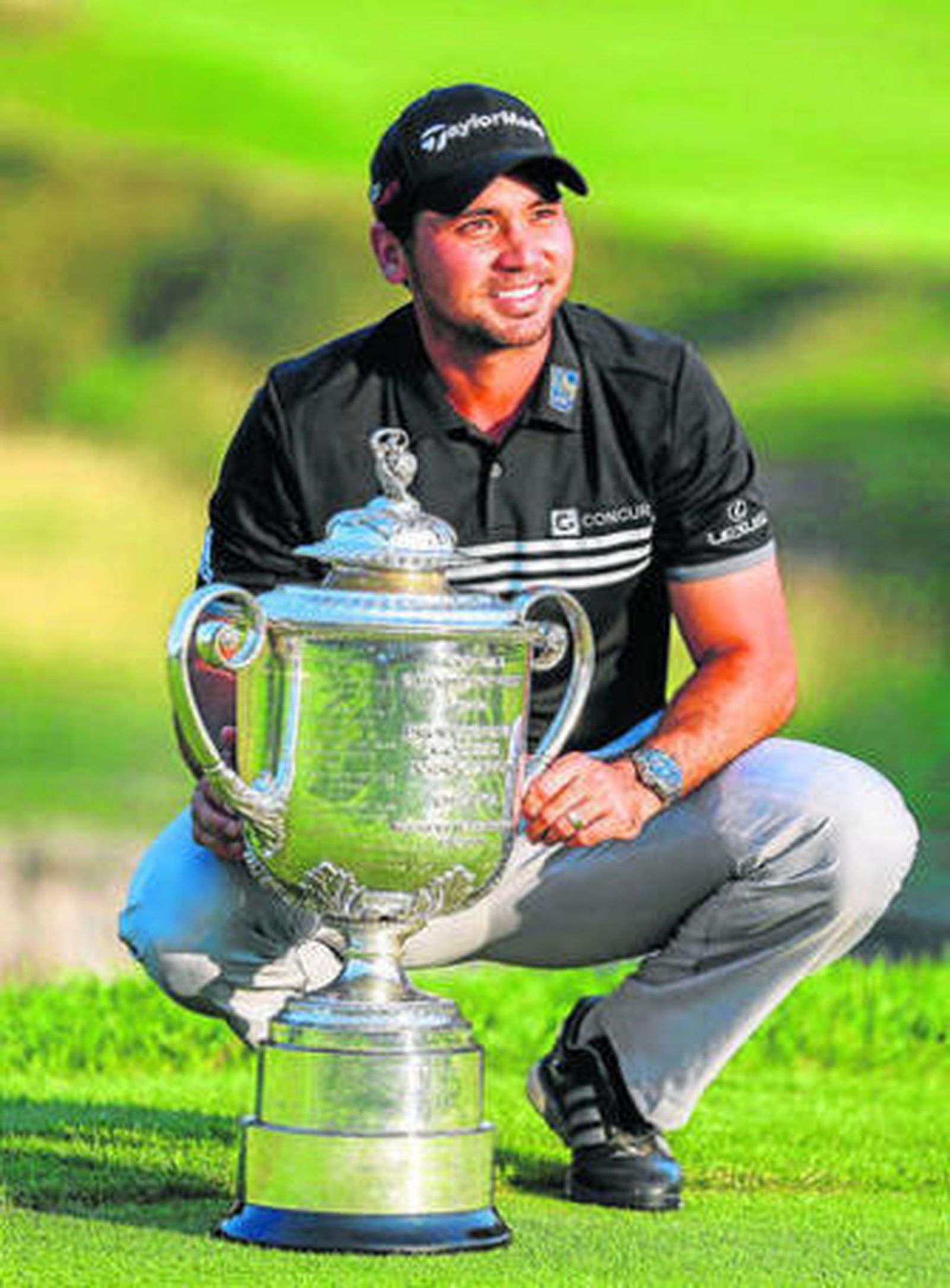 Jason Day posa con el trofeo de vencedor del torneo.