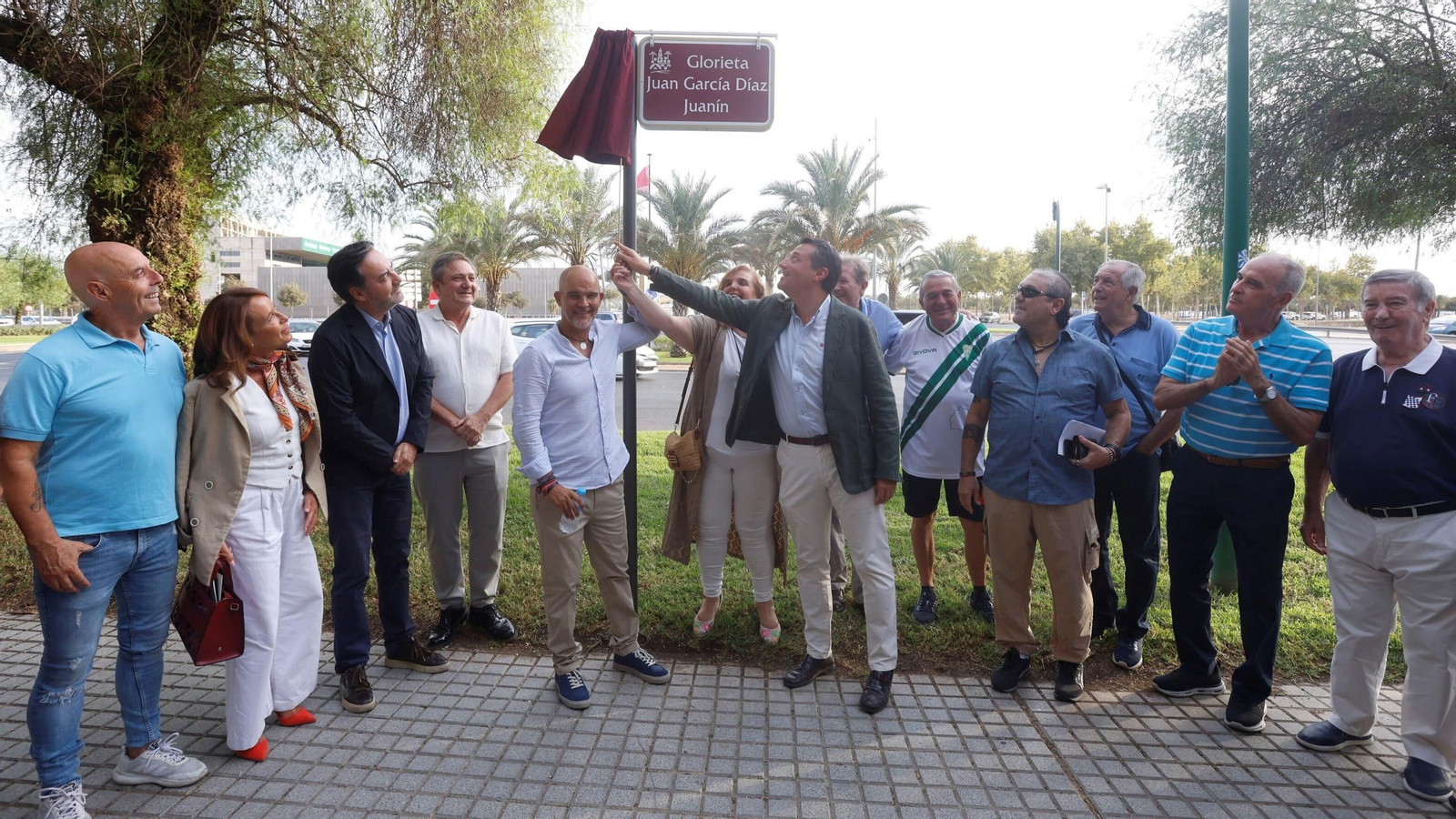 Momento en que queda descubierta la placa con el nombre de Juanin en la glorieta frente a El Arcángel.
