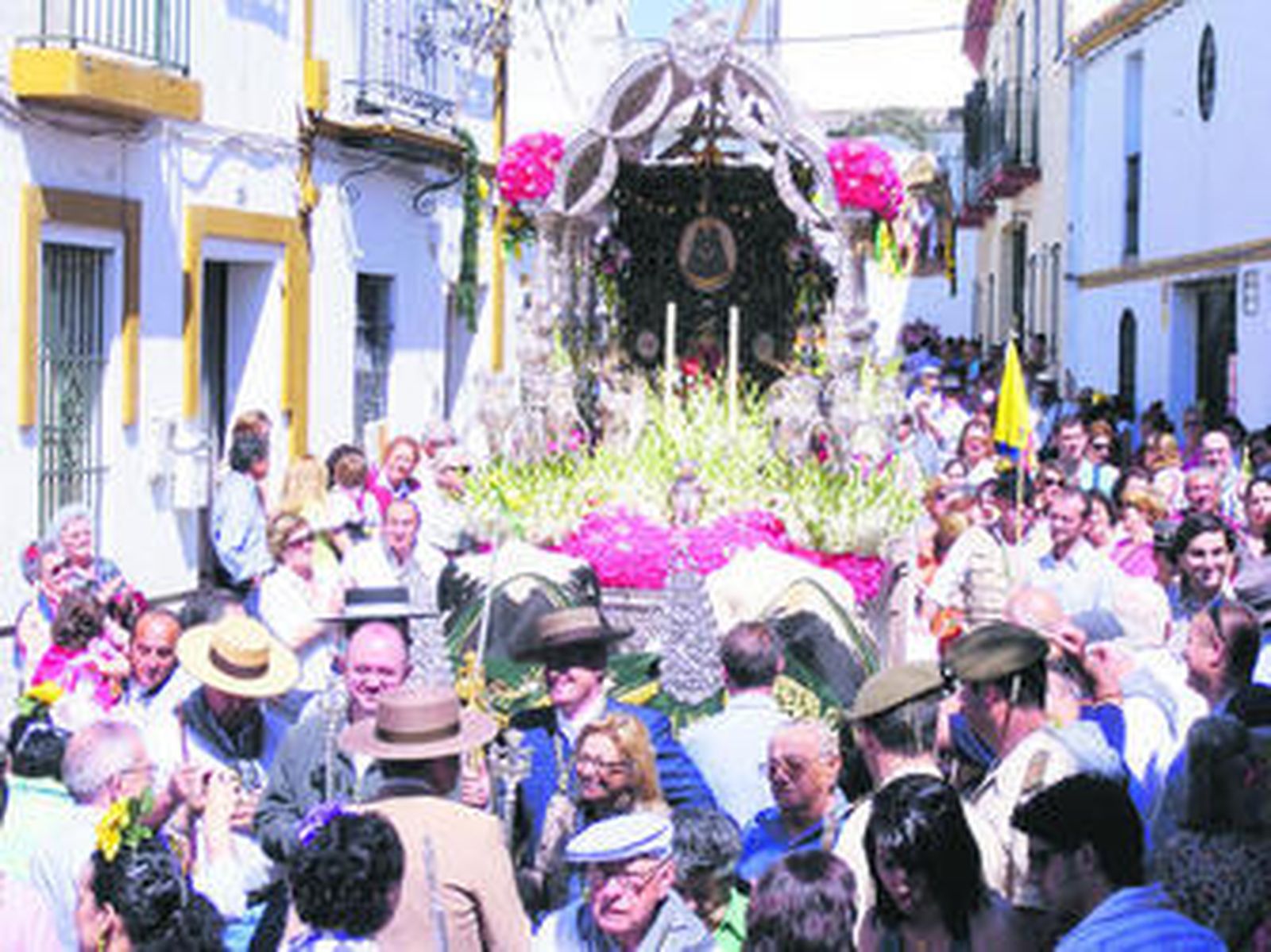 Salida del simpecado de Gines de su parroquia del Aljarafe, en la romería del año pasado.
