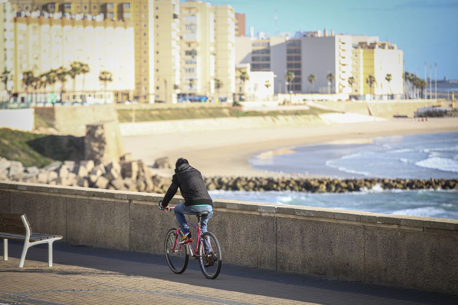 Imágenes del estado de alarma en Cádiz por el coronavirus durante la tarde del 16 de marzo