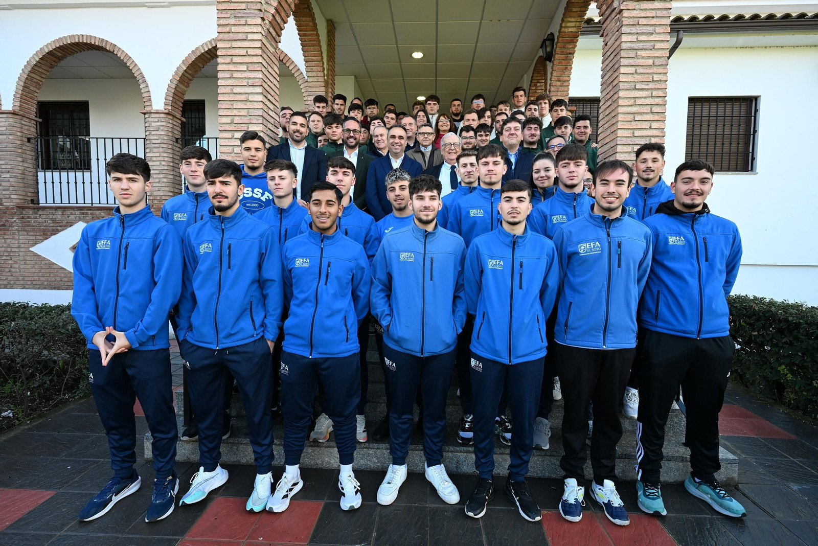 Los firmantes del convenio, junto a los alumnos del EFA.