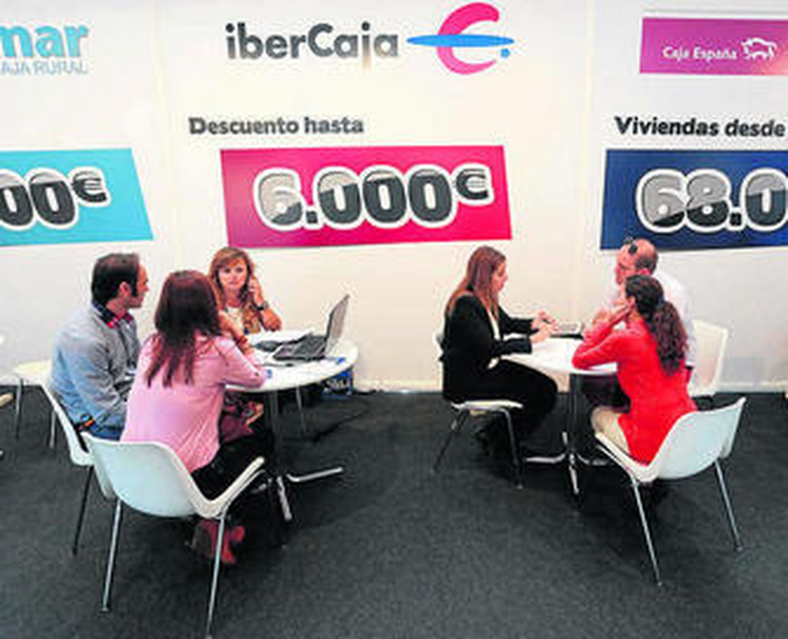 Los comerciales de varios bancos, ayer con clientes.