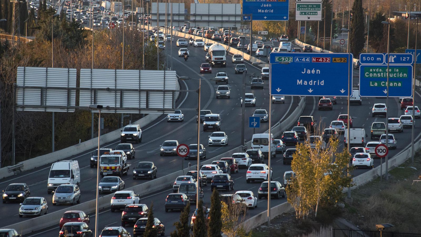 Imagen de archivo de retenciones en la circunvalación de Granada