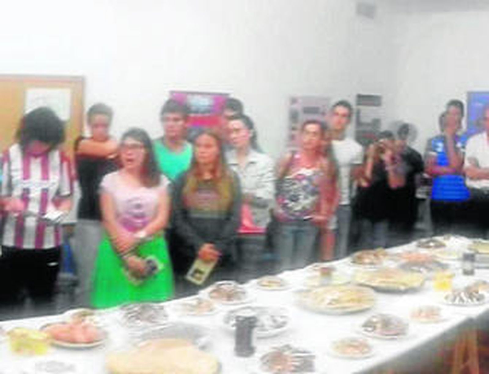 Los profesores posan con los niños que han participado en la escuela.