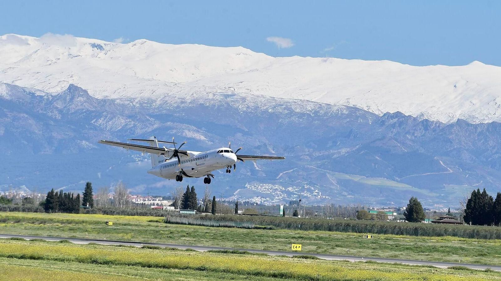 Llegada de un avión al aeropuerto de Granada | Imagen de archivo