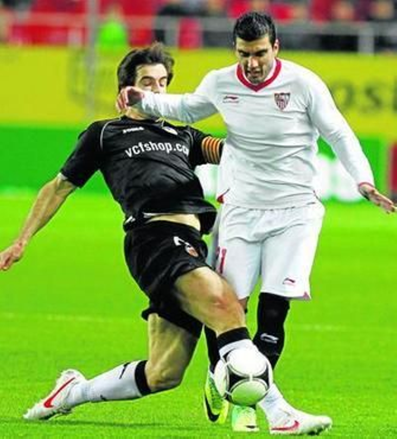 Reyes es entrado en falta por Albelda durante el partido de Copa del miércoles.