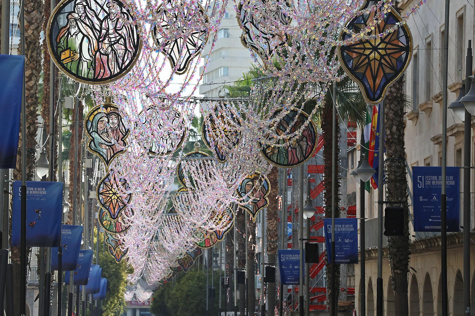 El alumbrado de Navidad ya luce en la Gran Vía de Huelva