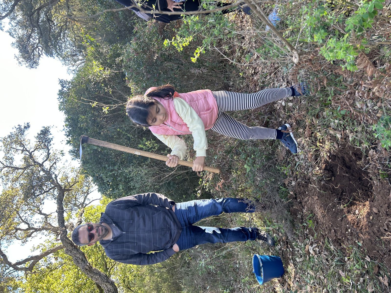 Jornada de reforestación en El Palancar por trabajadores de Acerinox, en imágenes