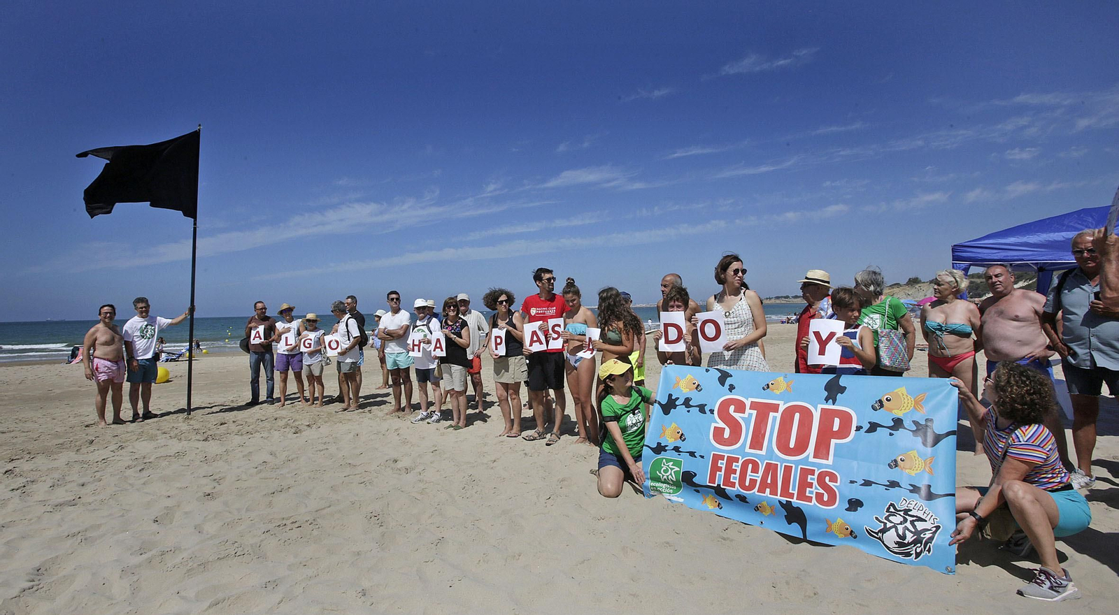 Una imagen de la protesta celebrada esta mañana para que se aclare qué provocó el cierre de Fuentebravía.