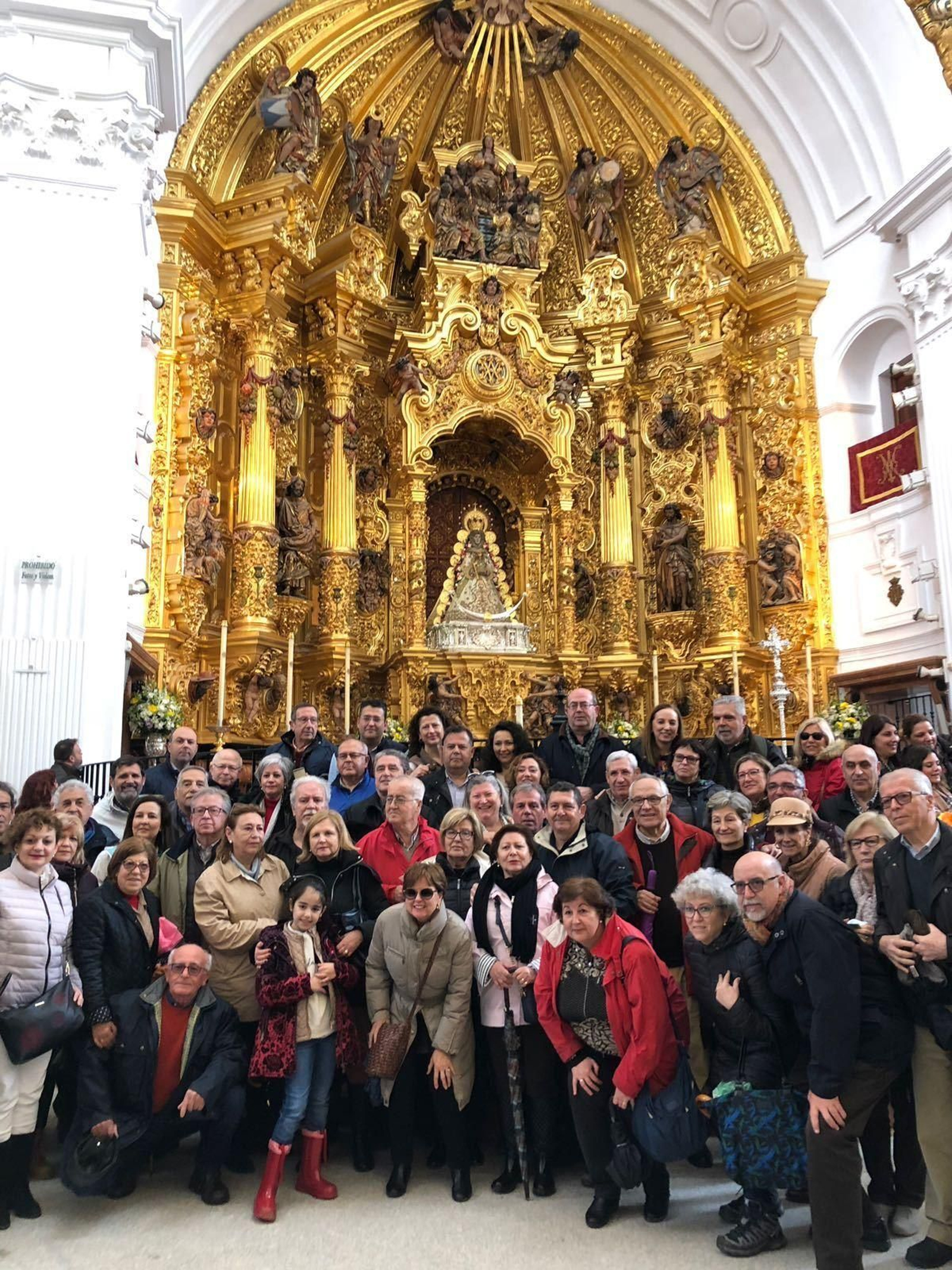 El Foro Cultural 3 Taurinos 3 a las plantas de la Blanca Paloma durante su visita de ayer.