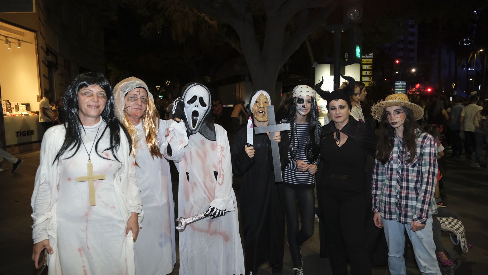 Las imágenes de la Noche en Negro en Almería, Halloween.