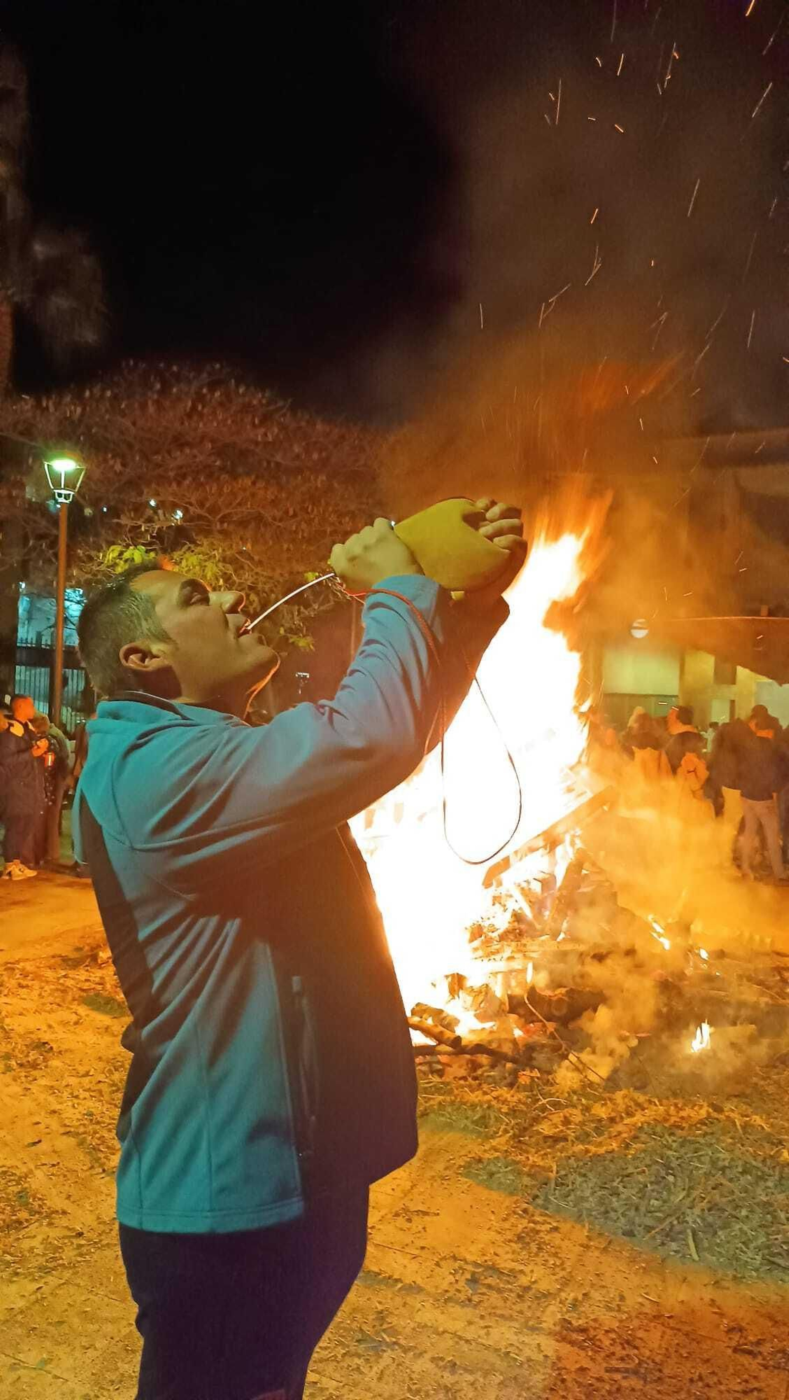 José Andrés Castro en una lumbre de San Antón.