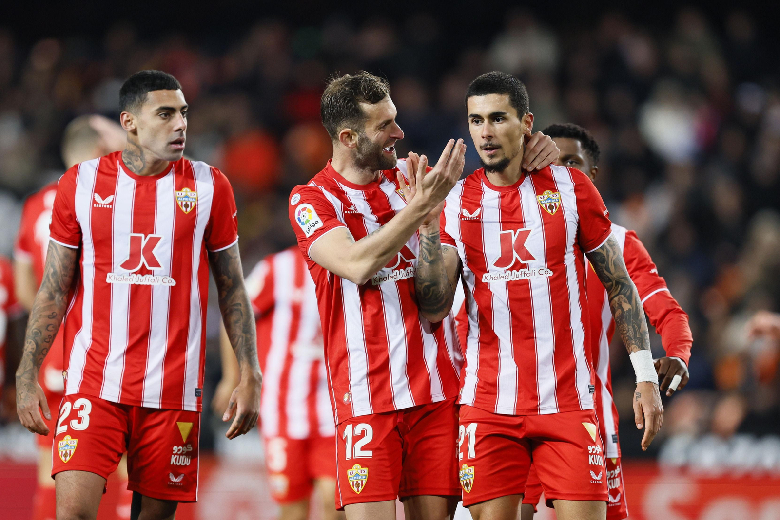 Chumi festeja con Baptistao el 1-1, logrado de cabeza por el central gallego