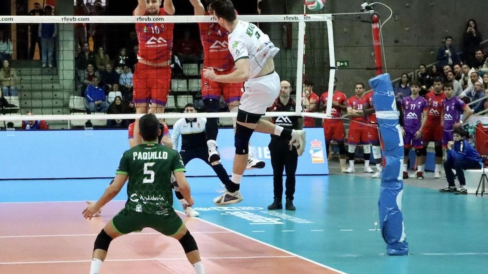 Remate del canadiense Neaves que supuso el punto decisivo para la victoria ahorradora.